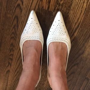 Banana republic size 10 white pumps
